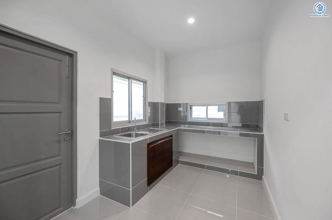 บ้านมือสองตกแต่งใหม่ โครงการ เดอะซิตี้ รัตนาธิเบศร์-แคราย เนื้อที่กว่า 62.4 ตร.ว. พื้นที่ใช้สอย 190.81 ตร.ม. พร้อมฟังก์ชัน 3 ห้องนอน 3 ห้องน้ำ จอดรถได้ 2 คัน บนทำเลศักยภาพ ติดถนนรัตนาธิเบศร์ เชื่อมต่อถนนงามวงศ์วาน, ถนนติวานนท์, ถนนเลี่ยงเมืองนนทบุรี ทำเลใจกลาง 2 เซ็นทรัล ใกล้รถไฟฟ้าสายสีม่วง "สถานีสะพานพระนั่งเกล้า" และจุดขึ้นทางด่วน "งามวงศ์วาน"